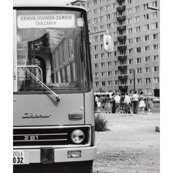 Nagyobb méret! Az Ikarus 281 típusú, afrikai exportra (Kenya-Uganda-Zambia-Tanzánia) készített gépjárműve, csuklós busz, tábla, jobb oldali kormány, közlekedés, közlekedéstörténet, 1970-es évek, 