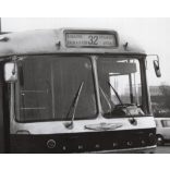 Nagyobb méret! Az Ikarus 180 típusú gépjárműve a megállóban, Magyarország, Budapest, Kőbánya, utcakép, 32-es busz, tábla, megálló, menetrend, közlekedés, közlekedéstörténet, helytörténet, 1970-es évek