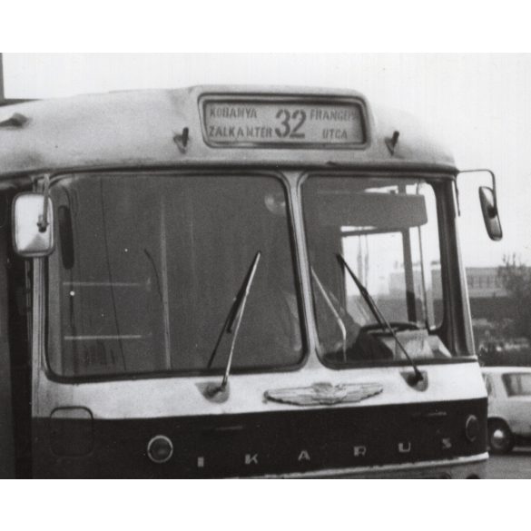 Nagyobb méret! Az Ikarus 180 típusú gépjárműve a megállóban, Magyarország, Budapest, Kőbánya, utcakép, 32-es busz, tábla, megálló, menetrend, közlekedés, közlekedéstörténet, helytörténet, 1970-es évek