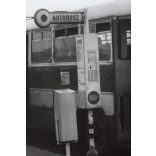 Nagyobb méret! Az Ikarus 180 típusú gépjárműve a megállóban, Magyarország, Budapest, Kőbánya, utcakép, 32-es busz, tábla, megálló, menetrend, közlekedés, közlekedéstörténet, helytörténet, 1970-es évek