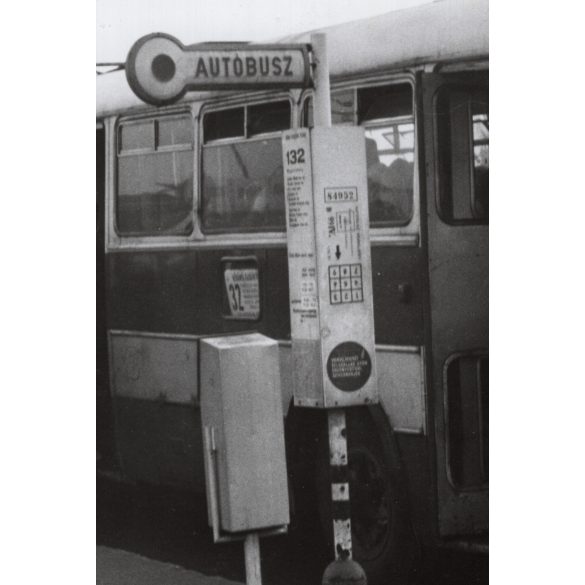 Nagyobb méret! Az Ikarus 180 típusú gépjárműve a megállóban, Magyarország, Budapest, Kőbánya, utcakép, 32-es busz, tábla, megálló, menetrend, közlekedés, közlekedéstörténet, helytörténet, 1970-es évek