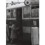 Nagyobb méret! Az Ikarus 180 típusú gépjárműve a megállóban, Magyarország, Budapest, Kőbánya, utcakép, 32-es busz, tábla, megálló, menetrend, közlekedés, közlekedéstörténet, helytörténet, 1970-es évek