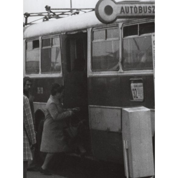 Nagyobb méret! Az Ikarus 180 típusú gépjárműve a megállóban, Magyarország, Budapest, Kőbánya, utcakép, 32-es busz, tábla, megálló, menetrend, közlekedés, közlekedéstörténet, helytörténet, 1970-es évek