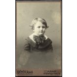 Békés Jenő műterme, Arad, Erdély, elegáns gyerek portréja, monarchia, 1900-as évek, Eredeti CDV, ritka vizitkártya fotó, gyönyörű szecessziós hátlappal. 
