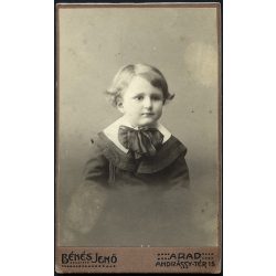   Békés Jenő műterme, Arad, Erdély, elegáns gyerek portréja, monarchia, 1900-as évek, Eredeti CDV, ritka vizitkártya fotó, gyönyörű szecessziós hátlappal. 