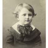 Békés Jenő műterme, Arad, Erdély, elegáns gyerek portréja, monarchia, 1900-as évek, Eredeti CDV, ritka vizitkártya fotó, gyönyörű szecessziós hátlappal. 