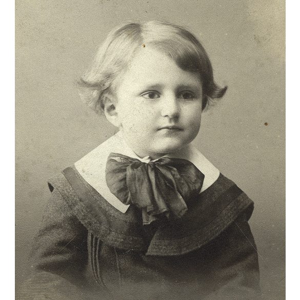 Békés Jenő műterme, Arad, Erdély, elegáns gyerek portréja, monarchia, 1900-as évek, Eredeti CDV, ritka vizitkártya fotó, gyönyörű szecessziós hátlappal. 