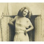 Csinos nő kombinéban, akt, Nagyváradon (Erdély) helyben küldve, helytörténet, monarchia, 1900-as évek, Eredeti képeslap fotó, papírkép.  