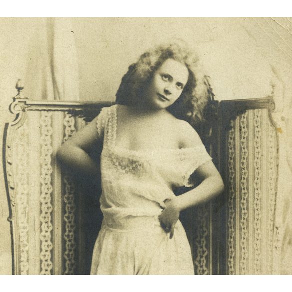 Csinos nő kombinéban, akt, Nagyváradon (Erdély) helyben küldve, helytörténet, monarchia, 1900-as évek, Eredeti képeslap fotó, papírkép.  