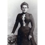 Nagyobb méret, Mártonfy műterem, Budapest, elegáns karcsú nő portréja, monarchia, 1900-as évek, Eredeti ritka kabinetfotó rossz állapotban, elején kopásnyom.