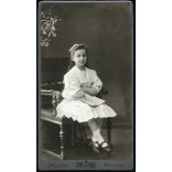 Nagyobb méret, Mai és Társa műterem, Budapest, elegáns lány könyvvel, monarchia, 1900-as évek, Eredeti ritka kabinetfotó, hátulján a Mai Manó ház rajza. 