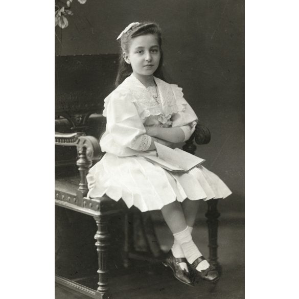 Nagyobb méret, Mai és Társa műterem, Budapest, elegáns lány könyvvel, monarchia, 1900-as évek, Eredeti ritka kabinetfotó, hátulján a Mai Manó ház rajza. 