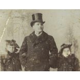 Kató műterem, Kolozsvár, Erdély,  elegáns úr lányaival, ikrek (?), cilinder, polgár, monarchia, 1900-as évek, Eredeti kabinetfotó, felülete foltos, sérült. 
