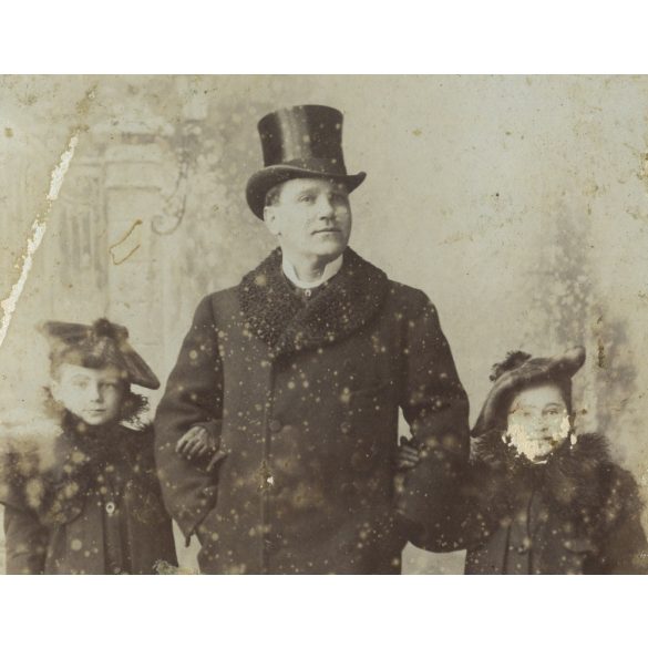 Kató műterem, Kolozsvár, Erdély,  elegáns úr lányaival, ikrek (?), cilinder, polgár, monarchia, 1900-as évek, Eredeti kabinetfotó, felülete foltos, sérült. 