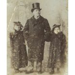 Kató műterem, Kolozsvár, Erdély,  elegáns úr lányaival, ikrek (?), cilinder, polgár, monarchia, 1900-as évek, Eredeti kabinetfotó, felülete foltos, sérült. 