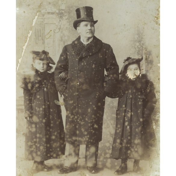 Kató műterem, Kolozsvár, Erdély,  elegáns úr lányaival, ikrek (?), cilinder, polgár, monarchia, 1900-as évek, Eredeti kabinetfotó, felülete foltos, sérült. 