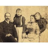 Ciehulski és Csonka műterem, Marosvásárhely, Erdély, családportré, szülők lányaikkal, monarchia, 1880-as évek, Eredeti kabinetfotó, alja vágott.  