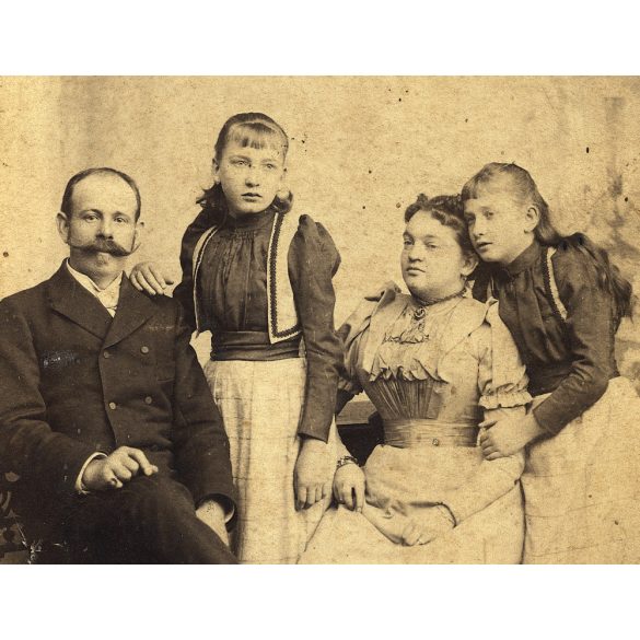 Ciehulski és Csonka műterem, Marosvásárhely, Erdély, családportré, szülők lányaikkal, monarchia, 1880-as évek, Eredeti kabinetfotó, alja vágott.  