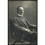 Elegáns bajuszos úr karosszékben, Aradról Nagykárolyba (Erdély) küldve, Kürt Ágoston (?), szignózott, aláírás, helytörténet, monarchia, 1900-as évek, Eredeti képeslap fotó, papírkép.  