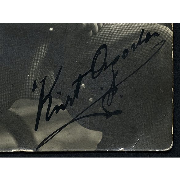 Elegáns bajuszos úr karosszékben, Aradról Nagykárolyba (Erdély) küldve, Kürt Ágoston (?), szignózott, aláírás, helytörténet, monarchia, 1900-as évek, Eredeti képeslap fotó, papírkép.  