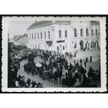 Katonatemetés, Dunaföldvár, Györkő Lajos hősi halott temetése,  katona, egyenruha, koporsó, üzlet, kirakat, patika, város, 2. világháború, Tolna megye, Horthy-korszak, helytörténet, 1941, 1940-es évek