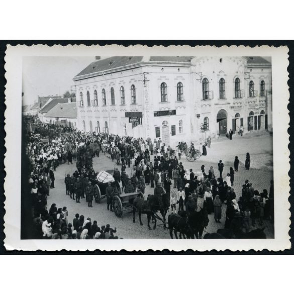 Katonatemetés, Dunaföldvár, Györkő Lajos hősi halott temetése,  katona, egyenruha, koporsó, üzlet, kirakat, patika, város, 2. világháború, Tolna megye, Horthy-korszak, helytörténet, 1941, 1940-es évek