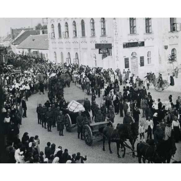 Katonatemetés, Dunaföldvár, Györkő Lajos hősi halott temetése,  katona, egyenruha, koporsó, üzlet, kirakat, patika, város, 2. világháború, Tolna megye, Horthy-korszak, helytörténet, 1941, 1940-es évek