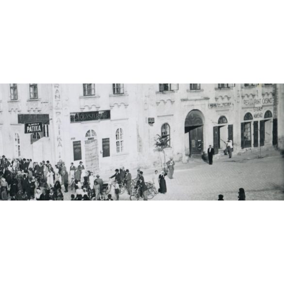 Katonatemetés, Dunaföldvár, Györkő Lajos hősi halott temetése,  katona, egyenruha, koporsó, üzlet, kirakat, patika, város, 2. világháború, Tolna megye, Horthy-korszak, helytörténet, 1941, 1940-es évek