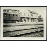 Vasútállomás, személykocsival, Kunszentmiklós-Tass, jármű, közlekedés, vonat, Bács-Kiskun megye, Horthy-korszak, helytörténet, 1932, 1930-as évek, Eredeti fotó, feliratozott papírkép. 