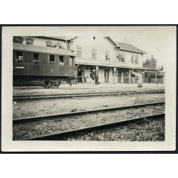   Vasútállomás, személykocsival, Kunszentmiklós-Tass, jármű, közlekedés, vonat, Bács-Kiskun megye, Horthy-korszak, helytörténet, 1932, 1930-as évek, Eredeti fotó, feliratozott papírkép. 