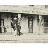 Vasútállomás, személykocsival, Kunszentmiklós-Tass, jármű, közlekedés, vonat, Bács-Kiskun megye, Horthy-korszak, helytörténet, 1932, 1930-as évek, Eredeti fotó, feliratozott papírkép. 