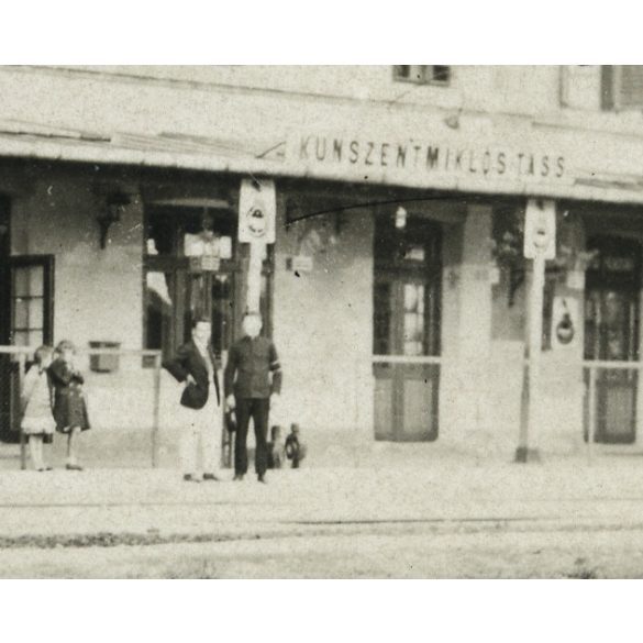 Vasútállomás, személykocsival, Kunszentmiklós-Tass, jármű, közlekedés, vonat, Bács-Kiskun megye, Horthy-korszak, helytörténet, 1932, 1930-as évek, Eredeti fotó, feliratozott papírkép. 