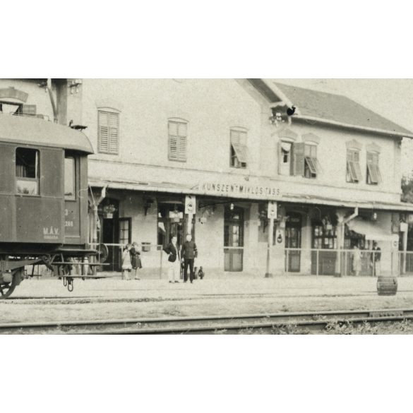 Vasútállomás, személykocsival, Kunszentmiklós-Tass, jármű, közlekedés, vonat, Bács-Kiskun megye, Horthy-korszak, helytörténet, 1932, 1930-as évek, Eredeti fotó, feliratozott papírkép. 