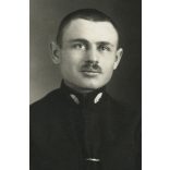 Koncz műterem, Dombóvár, vasutas egyenruhában, MÁV, vonat, közlekedés, Horthy-korszak, helytörténet, Tolna megye, 1920-as évek, Eredeti pecséttel jelzett CDV, vizitkártya fotó.  