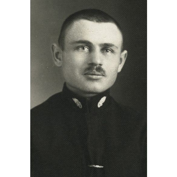 Koncz műterem, Dombóvár, vasutas egyenruhában, MÁV, vonat, közlekedés, Horthy-korszak, helytörténet, Tolna megye, 1920-as évek, Eredeti pecséttel jelzett CDV, vizitkártya fotó.  