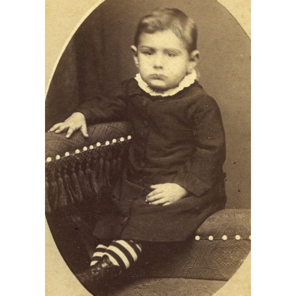 Botár J. fényképész és festész, Torda, Erdély, gyerek (kisfiú) csíkos zokniban, monarchia,  1890-es évek, Eredeti CDV, vizitkártya fotó.   