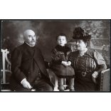 Ismeretlen műterem, elegáns nagyszülők unokájukkal, gyerek, kalap, bajusz, 1900-as évek, Eredeti fotó, papírkép.   