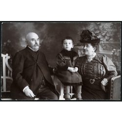   Ismeretlen műterem, elegáns nagyszülők unokájukkal, gyerek, kalap, bajusz, 1900-as évek, Eredeti fotó, papírkép.   