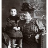 Ismeretlen műterem, elegáns nagyszülők unokájukkal, gyerek, kalap, bajusz, 1900-as évek, Eredeti fotó, papírkép.   