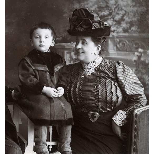 Ismeretlen műterem, elegáns nagyszülők unokájukkal, gyerek, kalap, bajusz, 1900-as évek, Eredeti fotó, papírkép.   