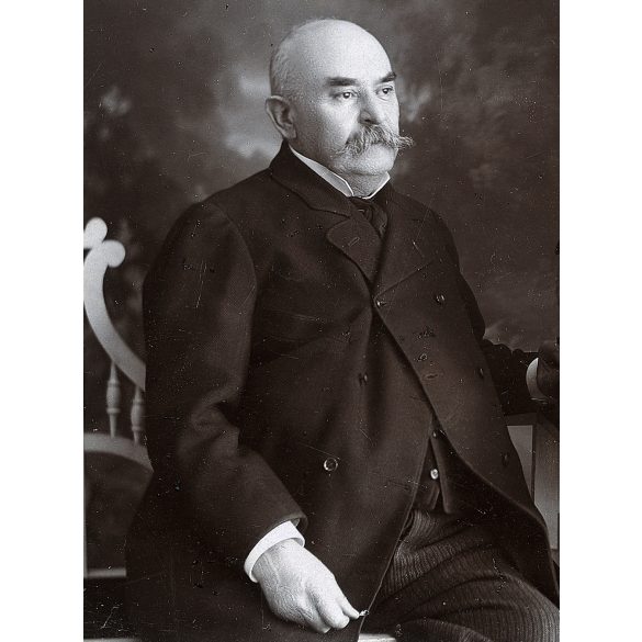 Ismeretlen műterem, elegáns nagyszülők unokájukkal, gyerek, kalap, bajusz, 1900-as évek, Eredeti fotó, papírkép.   