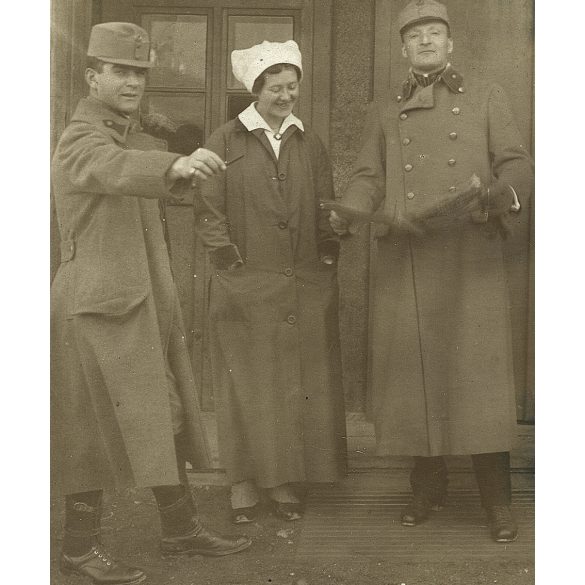 Katonakórházban, magyar katonák ápolónőkkel, egyenruha, kard, 1. világháború, monarchia, 1910-es évek, Eredeti fotó, hátulján feliratozott papírkép.  