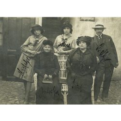   Ismeretlen fényképész egy bérház udvarán, csoportkép ünneplőben, kalap, gyöngysor,  monarchia, 1914, 1910-es évek, Eredeti nevekkel ellátott fotó, hátulján feliratozott papírkép Kispestre küldve.  