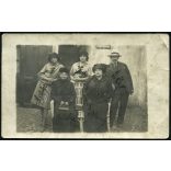 Ismeretlen fényképész egy bérház udvarán, csoportkép ünneplőben, kalap, gyöngysor,  monarchia, 1914, 1910-es évek, Eredeti nevekkel ellátott fotó, hátulján feliratozott papírkép Kispestre küldve.  