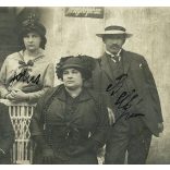 Ismeretlen fényképész egy bérház udvarán, csoportkép ünneplőben, kalap, gyöngysor,  monarchia, 1914, 1910-es évek, Eredeti nevekkel ellátott fotó, hátulján feliratozott papírkép Kispestre küldve.  