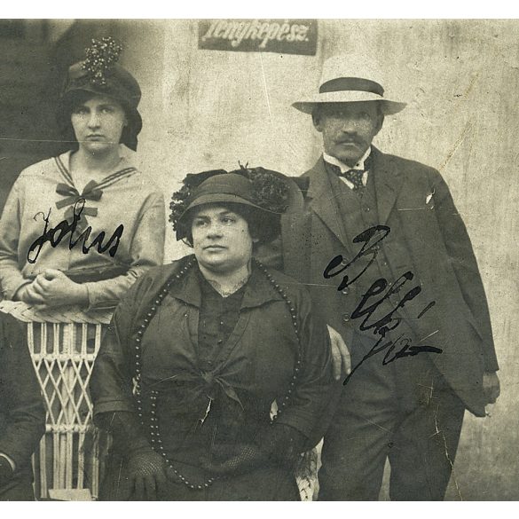 Ismeretlen fényképész egy bérház udvarán, csoportkép ünneplőben, kalap, gyöngysor,  monarchia, 1914, 1910-es évek, Eredeti nevekkel ellátott fotó, hátulján feliratozott papírkép Kispestre küldve.  