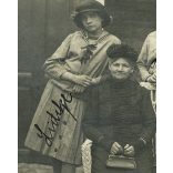 Ismeretlen fényképész egy bérház udvarán, csoportkép ünneplőben, kalap, gyöngysor,  monarchia, 1914, 1910-es évek, Eredeti nevekkel ellátott fotó, hátulján feliratozott papírkép Kispestre küldve.  