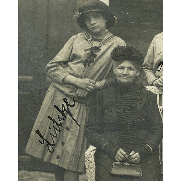 Ismeretlen fényképész egy bérház udvarán, csoportkép ünneplőben, kalap, gyöngysor,  monarchia, 1914, 1910-es évek, Eredeti nevekkel ellátott fotó, hátulján feliratozott papírkép Kispestre küldve.  