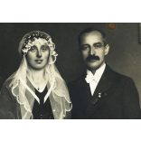 Ismeretlen műterem, különös menyasszony fekete ruhában, esküvő, vőlegény, bajusz, cilinder, virág, Horthy-korszak, 1920-as évek, Eredeti fotó, papírkép. 