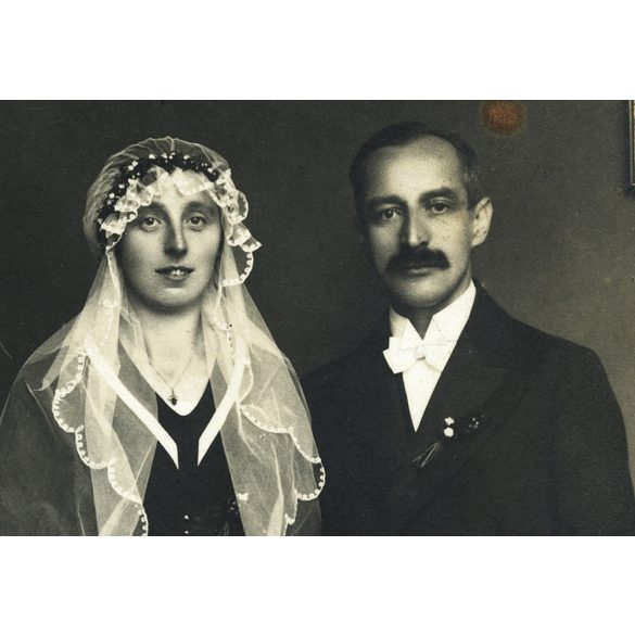 Ismeretlen műterem, különös menyasszony fekete ruhában, esküvő, vőlegény, bajusz, cilinder, virág, Horthy-korszak, 1920-as évek, Eredeti fotó, papírkép. 